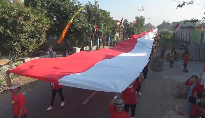 Bendera Merah Putih 350 Meter Diarak Ribuan Warga Keliling Kampung Bendera Merah Putih 350 Meter Diarak Ribuan Warga Keliling Kampung