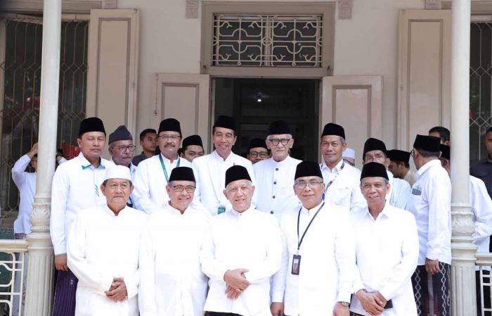 Silaturahim dengan Kiai Sepuh di HBNO, Presiden Jokowi Tak Singgung Politik Praktis Silaturahim dengan Kiai Sepuh di HBNO, Presiden Jokowi Tak Singgung Politik Praktis