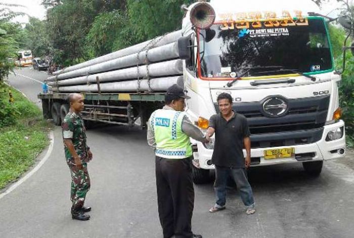 Tak Kuat Menanjak, Truk Pengangkut Tiang Listrik Mogok Melintang di Jalur Pacitan-Ponorogo