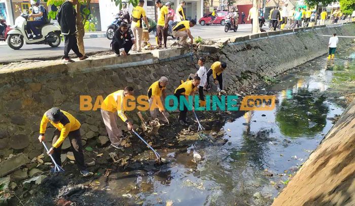 Cegah Bencana Banjir, Polres Jombang Bersihkan Aliran Sungai Cegah Bencana Banjir, Polres Jombang Bersihkan Aliran Sungai