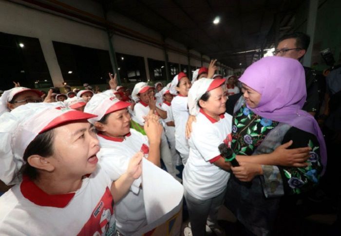 Sapa Pekerja AIM Biskuit Sidoarjo, Khofifah Disambut Histeris dan Peluk Haru Ibu-Ibu Sapa Pekerja AIM Biskuit Sidoarjo, Khofifah Disambut Histeris dan Peluk Haru Ibu-Ibu