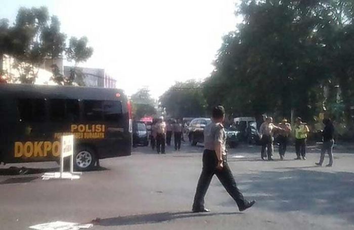 Gereja-Gereja di Surabaya Diguncang Teror Bom, 3 Tewas, 11 Luka Gereja-Gereja di Surabaya Diguncang Teror Bom, 3 Tewas, 11 Luka