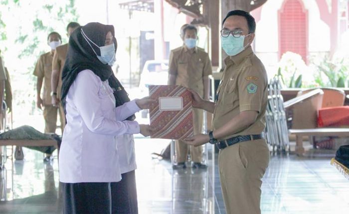 Bupati Pamekasan Baddrut Tamam Serahkan SK Pengangkatan 246 Pegawai P3K