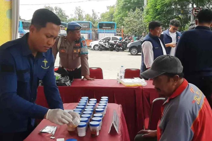 Jelang Nataru Puluhan Sopir di Terminal Purabaya Jalani Tes Urine Jelang Nataru Puluhan Sopir di Terminal Purabaya Jalani Tes Urine