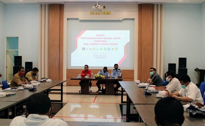 Perkuat Pengawasan Orang Asing di Tengah Pandemi, Imigrasi Kediri Gelar Rapat Timpora Perkuat Pengawasan Orang Asing di Tengah Pandemi, Imigrasi Kediri Gelar Rapat Timpora