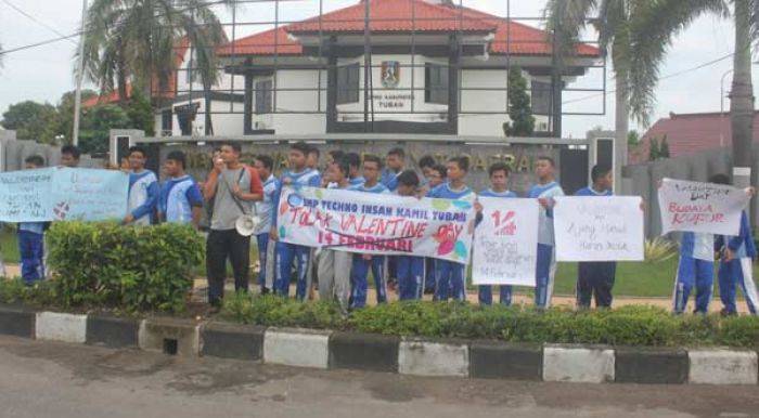 Pelajar di Tuban Gelar Aksi Damai Tolak Valentine, Pemerhati Pendidikan: Mungkin Cari Sensasi Pelajar di Tuban Gelar Aksi Damai Tolak Valentine, Pemerhati Pendidikan: Mungkin Cari Sensasi