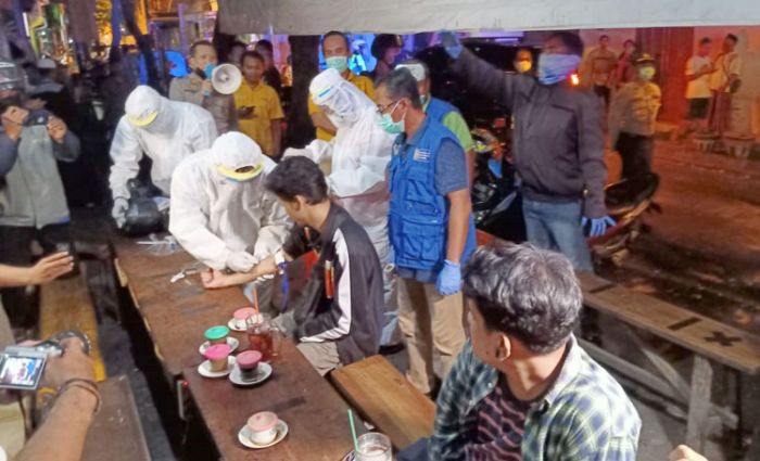 Jelang PSBB, Polres, Kodim, dan Dinkes Gresik Rapid Test Pengunjung Warkop dan Kafe Cegah COVID-19 Jelang PSBB, Polres, Kodim, dan Dinkes Gresik Rapid Test Pengunjung Warkop dan Kafe Cegah COVID-19