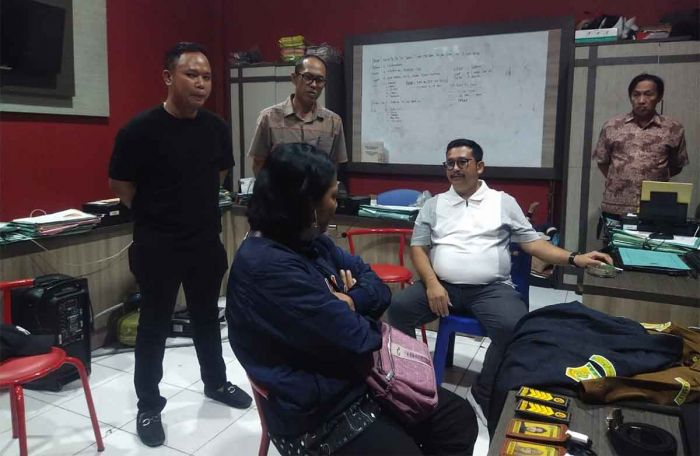 Wanita yang Nyamar Jadi Pegawai Kejari Kabupaten Probolinggo Ditangkap Wanita yang Nyamar Jadi Pegawai Kejari Kabupaten Probolinggo Ditangkap