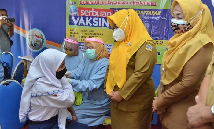 Wabup Bu Min Tinjau Serbuan Vaksin Pelajar di SMPN 16 Kedamean Wabup Bu Min Tinjau Serbuan Vaksin Pelajar di SMPN 16 Kedamean