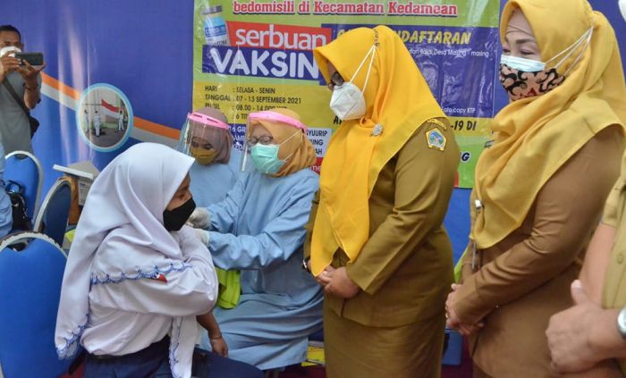 Wabup Bu Min Tinjau Serbuan Vaksin Pelajar di SMPN 16 Kedamean