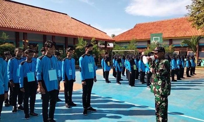 Siswa-siswi di SMKN 1 Tlanakan dapat Pelatihan PBB saat MPLS Siswa-siswi di SMKN 1 Tlanakan dapat Pelatihan PBB saat MPLS