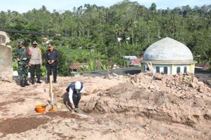 Gubernur Khofifah Letakkan Batu Pertama Pembangunan Rumah Korban Gempa di Jogomulyan Gubernur Khofifah Letakkan Batu Pertama Pembangunan Rumah Korban Gempa di Jogomulyan