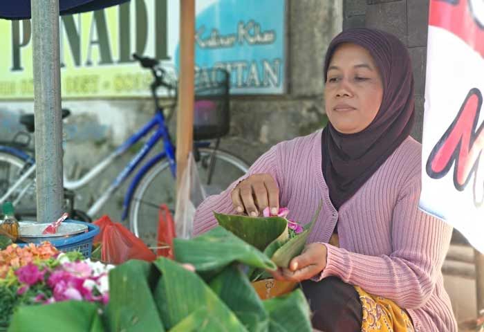 Jelang Ramadan, Penjaja Bunga Tabur Dadakan Mulai Menjamur di Pacitan Jelang Ramadan, Penjaja Bunga Tabur Dadakan Mulai Menjamur di Pacitan