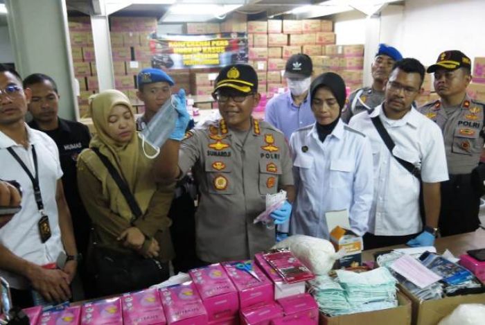 Gerebek Gudang di Sidoarjo, Polisi Amankan Puluhan Ribu Masker Tak Memenuhi Standar Gerebek Gudang di Sidoarjo, Polisi Amankan Puluhan Ribu Masker Tak Memenuhi Standar
