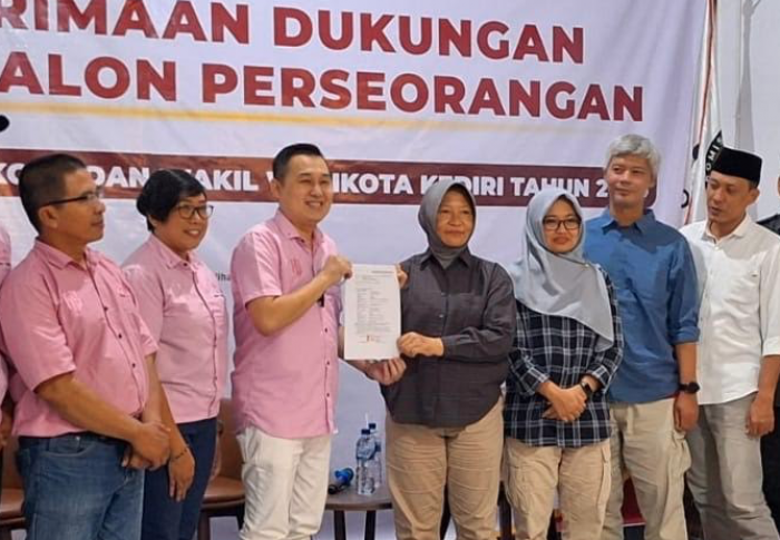 Ronny Datangi Kantor KPU Jelang Batas Akhir Pendaftaran Calon Wali Kota Kediri Jalur Perseorangan Ronny Datangi Kantor KPU Jelang Batas Akhir Pendaftaran Calon Wali Kota Kediri Jalur Perseorangan