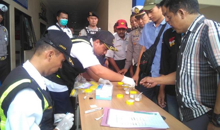 Jelang Liburan Nataru, Polres Ponorogo Tes Urine para Sopir Angkutan di Terminal Seloaji