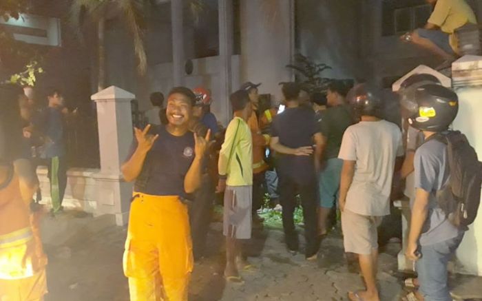 Eks Kantor Pengadilan Negeri Gresik Diduga Dibakar Orang Gangguan Jiwa Eks Kantor Pengadilan Negeri Gresik Diduga Dibakar Orang Gangguan Jiwa
