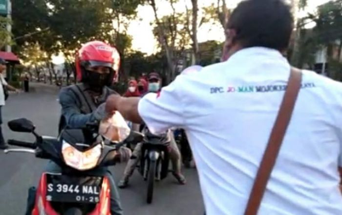 Bagi-bagi Takjil Relawan Gus Barra Menyasar Wilayah Ngoro Industri Bagi-bagi Takjil Relawan Gus Barra Menyasar Wilayah Ngoro Industri