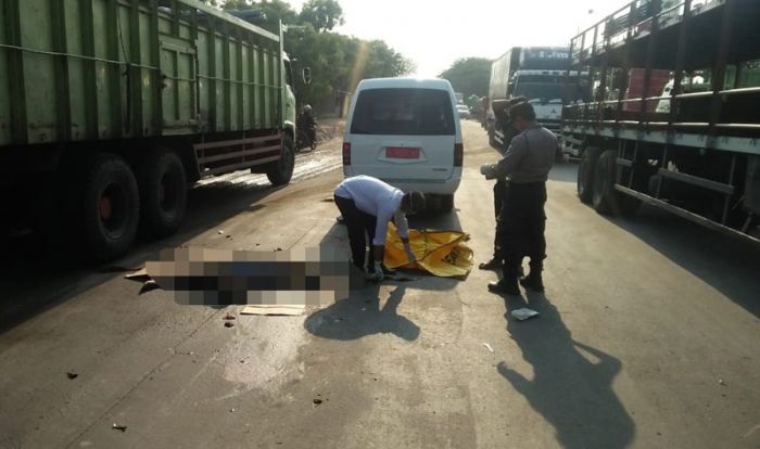 Tabrak Truk Box dari Belakang, Pengendara Motor di Tuban Tewas Terlindas Dump Truk Tabrak Truk Box dari Belakang, Pengendara Motor di Tuban Tewas Terlindas Dump Truk