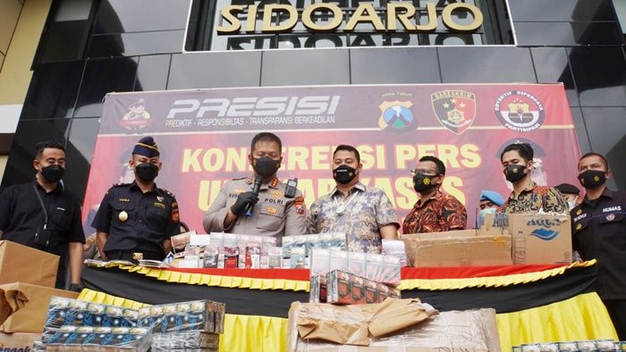 Polisi Ungkap Rumah Pengepakan Rokok Tanpa Pita Cukai Bernilai Ratusan Juta Rupiah di Sidoarjo Polisi Ungkap Rumah Pengepakan Rokok Tanpa Pita Cukai Bernilai Ratusan Juta Rupiah di Sidoarjo