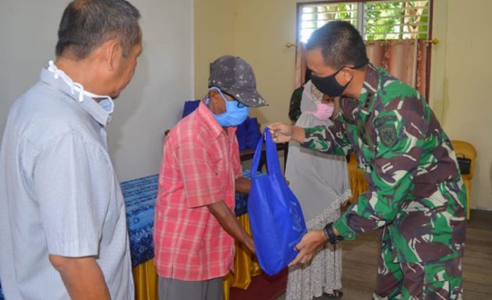 Momen Bulan Suci Ramadan, Lanal Banjarmasin Berbagi Berkah pada Warga Lanjut Usia