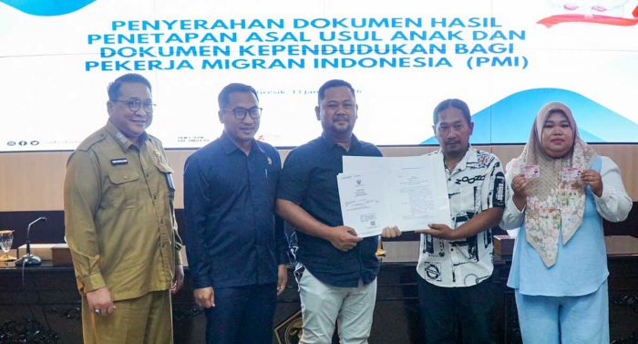 Serahkan Dokumen Kependudukan untuk Anak PMI, Bupati Gresik Tegaskan Perlindungan Hak Dasar