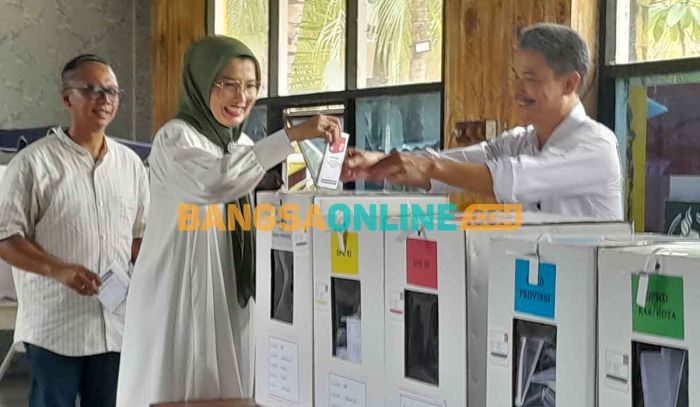 Arzeti Apresiasi Antusiasme Warga Sidoarjo Datang ke TPS Arzeti Apresiasi Antusiasme Warga Sidoarjo Datang ke TPS