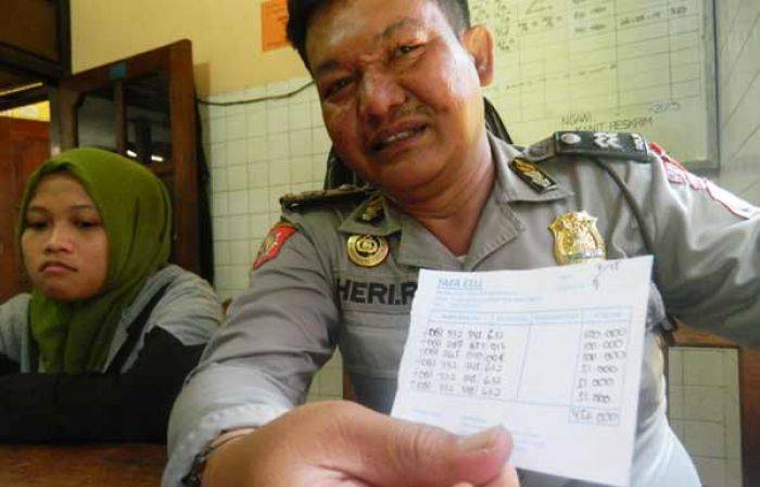 Wanita di Ngawi ini Bayar Pulsa Rp 450 Ribu Gara-gara Pacarnya Wanita di Ngawi ini Bayar Pulsa Rp 450 Ribu Gara-gara Pacarnya