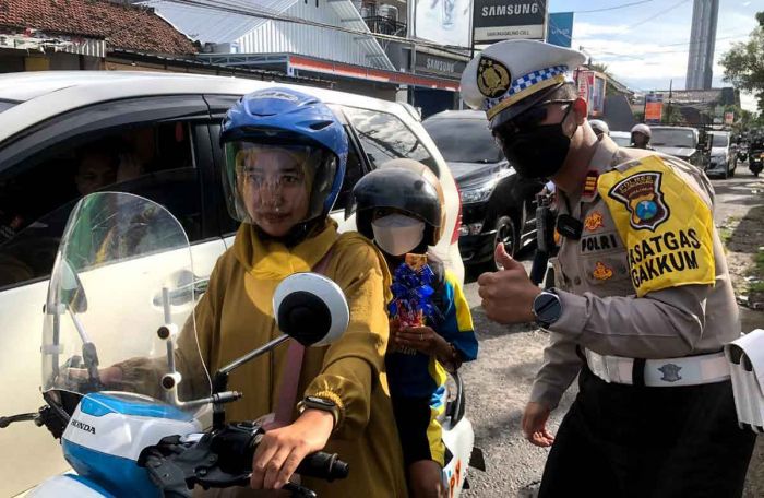 Valentine Day, Petugas Satlantas Polres Tulungagung Bagikan Cokelat untuk Pengendara yang Tertib Valentine Day, Petugas Satlantas Polres Tulungagung Bagikan Cokelat untuk Pengendara yang Tertib