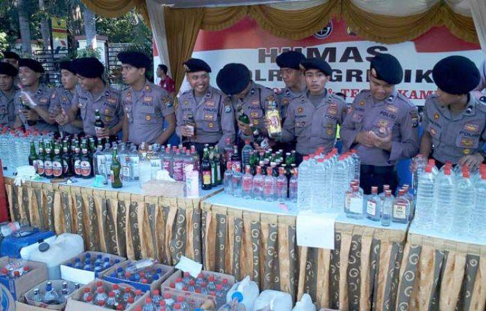 Polres Gresik Musnahkan Ribuan BB Miras Polres Gresik Musnahkan Ribuan BB Miras