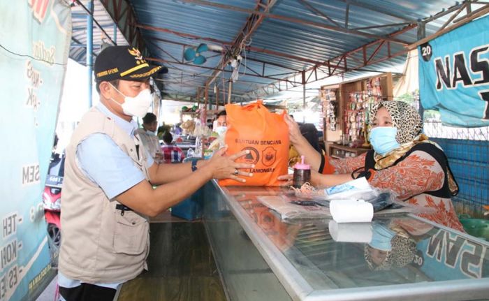 Sambil Sosialisasi PPKM Level 4, Bupati Lamongan Salurkan Bantuan Kepada Pedagang