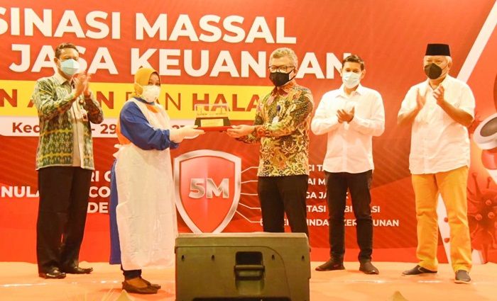 Dukung Percepatan Herd Immunity, Wali Kota Kediri Apresiasi Vaksinasi BI dan OJK Kediri Dukung Percepatan Herd Immunity, Wali Kota Kediri Apresiasi Vaksinasi BI dan OJK Kediri