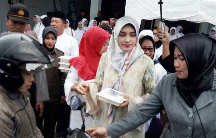 Terkait Penahanan 2 PNS Kecamatan Gading, Bupati Tantri Bantah Terjadi Pemotongan Dana Desa Terkait Penahanan 2 PNS Kecamatan Gading, Bupati Tantri Bantah Terjadi Pemotongan Dana Desa