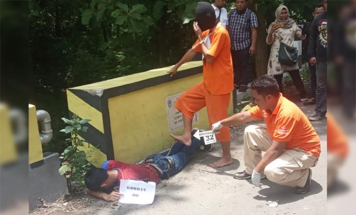 Kejam! Reka Ulang Pembunuhan Bocah SD di Mojokerto: Korban Dicekik, Duburnya Ditusuk Batang Bambu Kejam! Reka Ulang Pembunuhan Bocah SD di Mojokerto: Korban Dicekik, Duburnya Ditusuk Batang Bambu