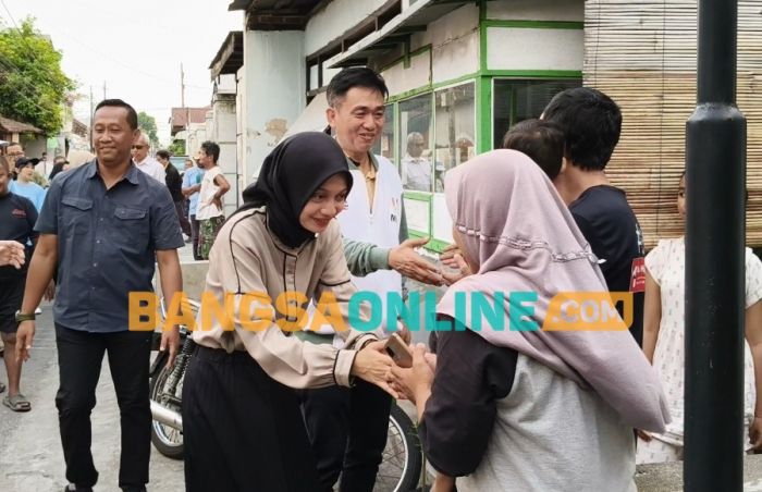 Blusukan ke Gang Sempit di Kota Kediri, Vinanda Sapa Warga dan Ajak Coblos 01 Blusukan ke Gang Sempit di Kota Kediri, Vinanda Sapa Warga dan Ajak Coblos 01