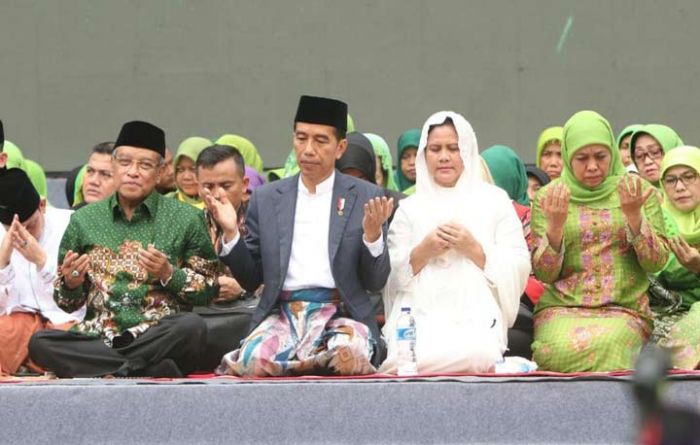 Salat Malam Dipimpin Kiai Asep Diguyur Hujan, Khofifah dan Ratusan Ribu Muslimat NU Tetap Khusuk