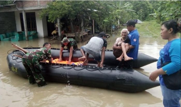 TNI Bahu Membahu Mengevakuasi Korban Banjir hingga Kirim Bantuan 