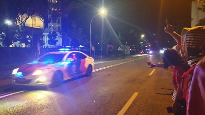 Tengah Malam, Ketua DPC PDIP Sambut Jokowi Lewat Gresik Tengah Malam, Ketua DPC PDIP Sambut Jokowi Lewat Gresik