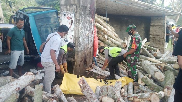 Pecah Ban, Truk di Blitar Tabrak Tiang Jembatan Selorejo: Dua Kuli Kayu Terlempar, Satu Tewas