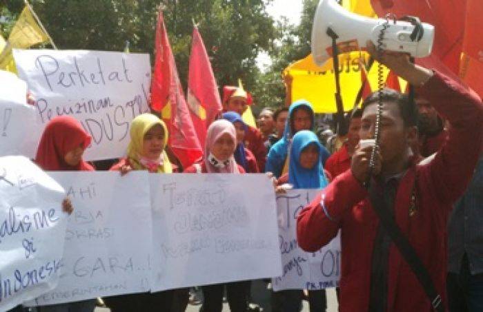 Jokowi Datang, Mahasiswa Lamongan Tutup Jalan Jokowi Datang, Mahasiswa Lamongan Tutup Jalan