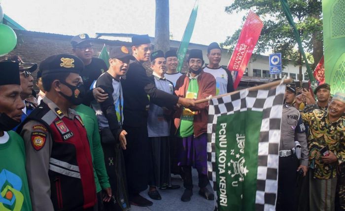 Peringati HSN, Wali Kota Kediri Ikuti Jalan Sehat Sarungan Bersama Santri Peringati HSN, Wali Kota Kediri Ikuti Jalan Sehat Sarungan Bersama Santri