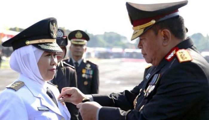 Gubernur Khofifah Inspektur Upacara HUT Bhayangkara, Raih Pin Emas Kehormatan dari Kapolri