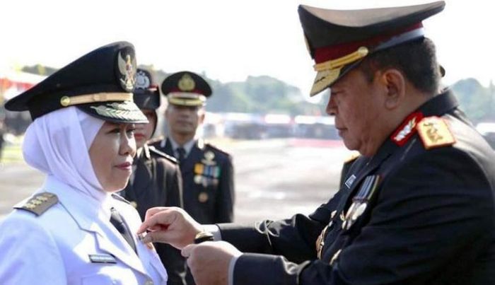 Gubernur Khofifah Inspektur Upacara HUT Bhayangkara, Raih Pin Emas Kehormatan dari Kapolri Gubernur Khofifah Inspektur Upacara HUT Bhayangkara, Raih Pin Emas Kehormatan dari Kapolri