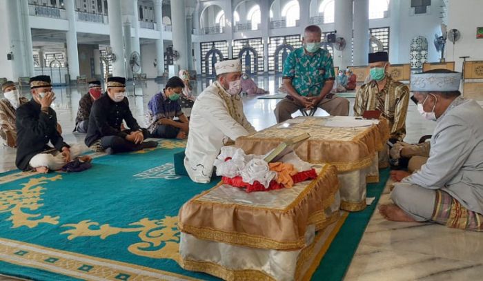 Khofifah Beri Hadiah pada Dua Pasang Mempelai Pengantin yang Tunda Resepsi Penikahan Khofifah Beri Hadiah pada Dua Pasang Mempelai Pengantin yang Tunda Resepsi Penikahan