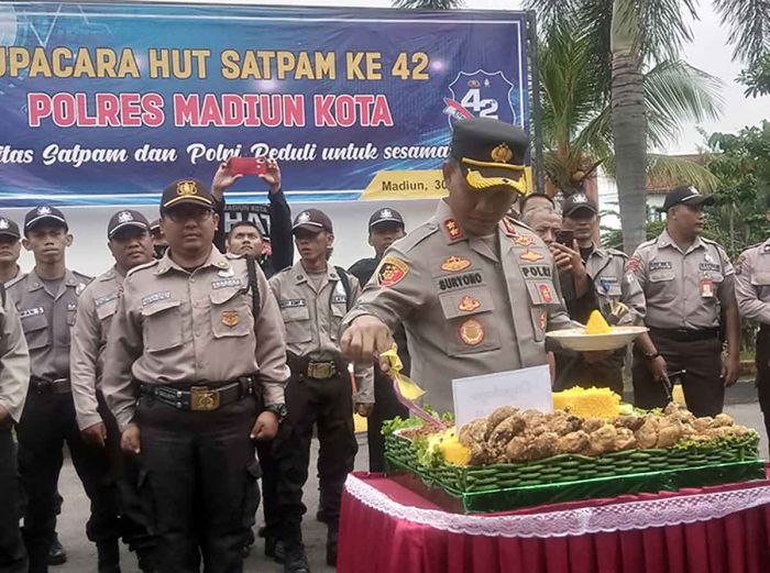 Peringati HUT Ke-42 Satpam, Polres Madiun Kota Gelar Upacara dan Potong Tumpeng