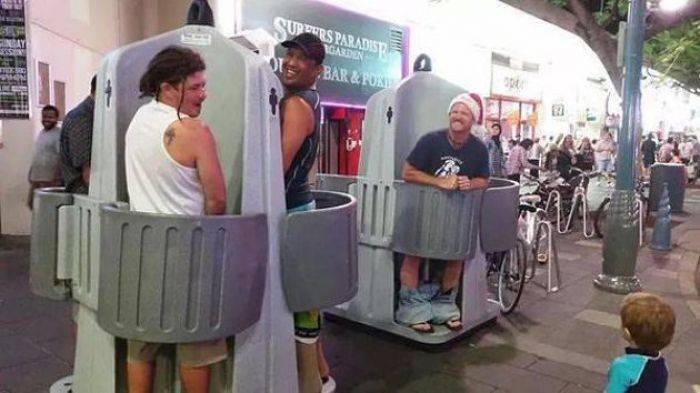 Aneh, Ada Toilet Umum Setengah Badan Aneh, Ada Toilet Umum Setengah Badan