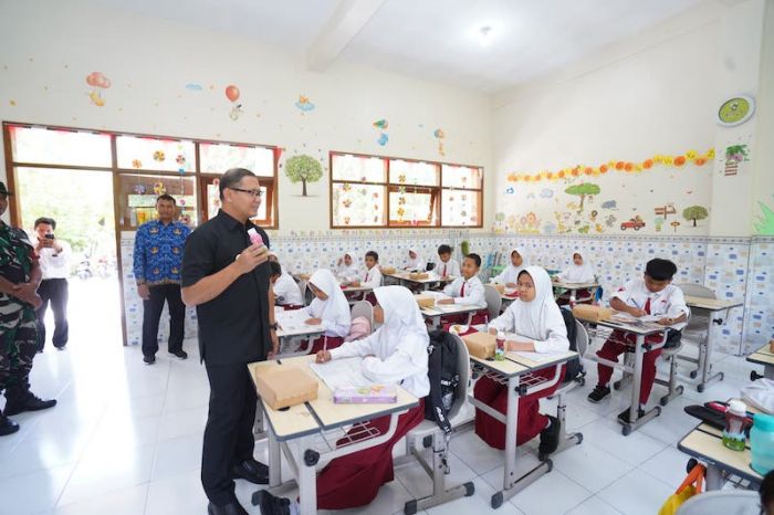 Pj Aries Keliling Sekolah di Kota Batu, Pantau Uji Coba Makan Siang Bergizi Gratis Pj Aries Keliling Sekolah di Kota Batu, Pantau Uji Coba Makan Siang Bergizi Gratis
