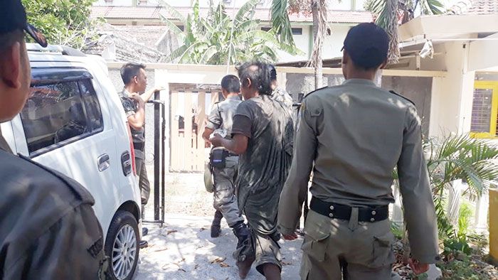 Siang Bolong Tidur di Trotoar, ODGJ Diamankan Satpol PP Tuban Siang Bolong Tidur di Trotoar, ODGJ Diamankan Satpol PP Tuban