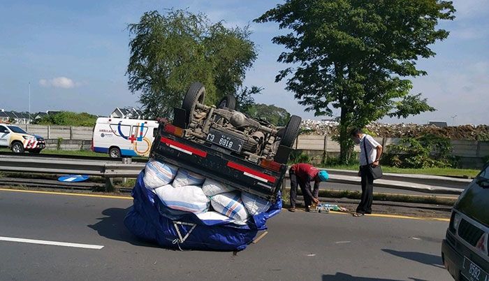 Hilang Kendali dan Tabrak Pembatas Jalan, Pikap Terguling di Tol Sidoarjo Hilang Kendali dan Tabrak Pembatas Jalan, Pikap Terguling di Tol Sidoarjo