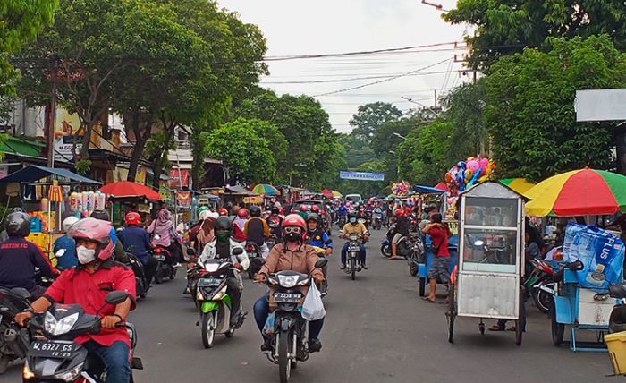 Malam 25 Ramadan, 500 PKL Mengalap Berkah di Sekitar Makam Sunan Giri Malam 25 Ramadan, 500 PKL Mengalap Berkah di Sekitar Makam Sunan Giri